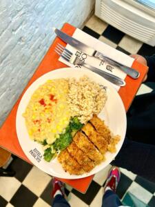 PF da Estela: arroz integral, creme de milho (com leite de amêndoas), frango Korin empanado na farinha panko assado e escarola salteada