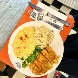 PF da Estela: arroz integral, creme de milho (com leite de amêndoas), frango Korin empanado na farinha panko assado e escarola salteada