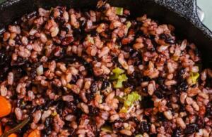 arroz negro e vermelho com alho poro e zest de laranja