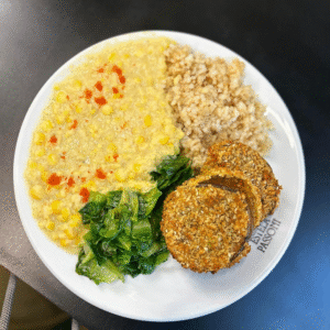 PF da Estela Veggie: arroz integral, creme de milho (com leite de amêndoas), berinjela assada e empanado na farinha panko e escarola salteada