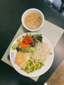 Arroz integral, feijão branco, Tofu grelhado, milho e ervilha salteados