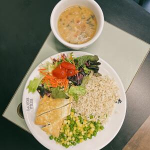 Arroz integral, feijão branco, Tofu grelhado, milho e ervilha salteados