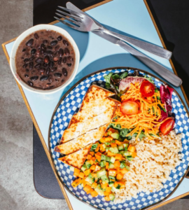 Arroz integral, feijão preto orgânico, Tofu grelhado, cenoura e abobrinha salteados mini saladinha de folhas e tomatinho cereja