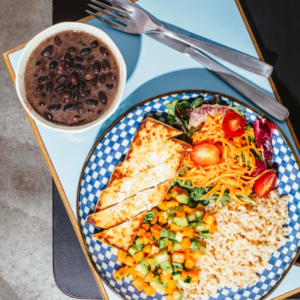 Arroz integral, feijão preto orgânico, Tofu grelhado, cenoura e abobrinha salteados mini saladinha de folhas e tomatinho cereja