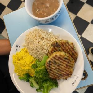 arroz integral, feijão carioca orgânico, Polpettone , farofa e brócolis no vapor