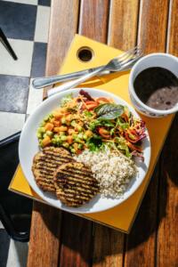 Arroz integral, feijão preto orgânico, Polpettone, cenoura e abobrinha salteados mini saladinha de folhas e tomatinho cereja