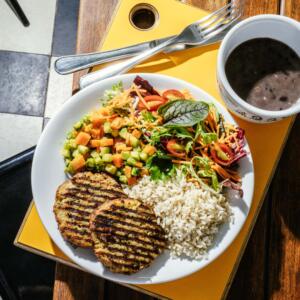 Arroz integral, feijão preto orgânico, Polpettone, cenoura e abobrinha salteados mini saladinha de folhas e tomatinho cereja