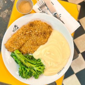 Tilápia empanada, acompanha purê de batata e brócolis com molho asiático a base de amendoim.