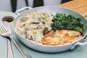 tilápia sem hormônio e orgânica grelhada com risoto de arroz integral com alho poró e cogumelos e mostarda salteada