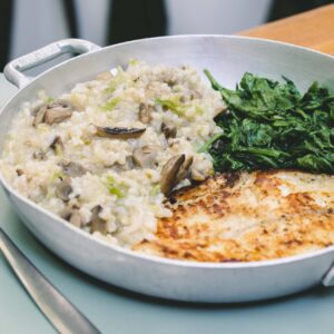 tilápia sem hormônio e orgânica grelhada com risoto de arroz integral com alho poró e cogumelos e mostarda salteada