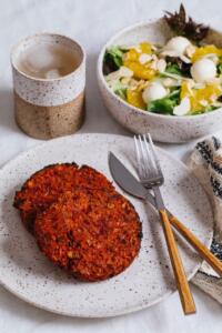 Burger de beterraba com salada