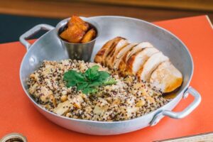 Quinoa tailandesa com batata doce assada e amendoim torrado