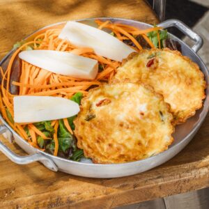 Quiche integral de queijo de cabra com salada