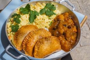 samossa assada de berinjela com cenoura, com arroz biryani e chutney de manga