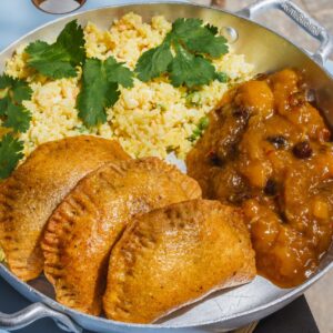 samossa assada de berinjela com cenoura, com arroz biryani e chutney de manga