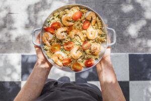 Pasta integral ao pesto com camarão sustentável e sem hormônio e tomatinho cereja