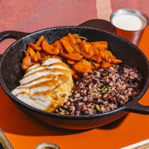 Filet de frango Korin com creme de castanha de caju com arroz negro e cenoura