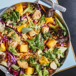Saladona tailandesa com frango Korin grelhado em cubo