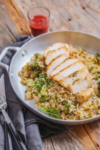 Frango grelhado com vinagrete de framboesa acompanhado de arroz com brócolis