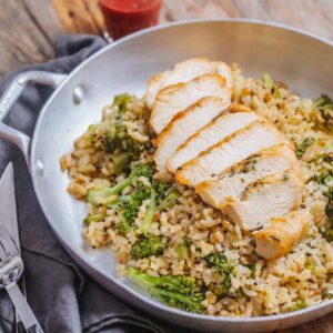Frango grelhado com vinagrete de framboesa acompanhado de arroz com brócolis