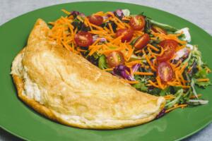 Omeletão suflê com cogumelo, rúcula e queijo com salada