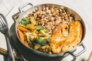 Tilápia grelhada com dahl de lentilha e legumes e arroz integral