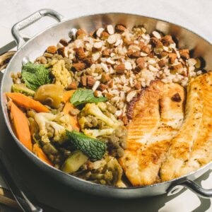 Tilápia grelhada com dahl de lentilha e legumes e arroz integral