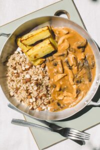 Strogonoff de frango Korin (sem creme de leite) com batata doce assada e arroz