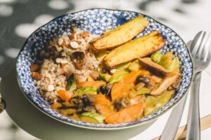 Strogonoff de LEGUMES sem creme de leite com batata doce assada e arroz