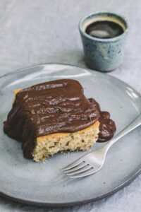 Bolo de amêndoas com calda de brigadeiro