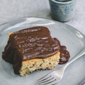 Bolo de amêndoas com calda de brigadeiro