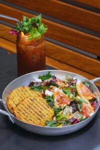 burger de mandioquinha com salada