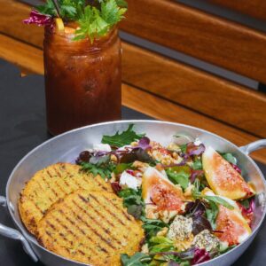 burger de mandioquinha com salada