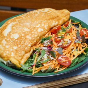 Omeletão de queijo de cabra com salada