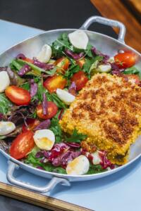 Quibe de quinoa e queijo branco com salada