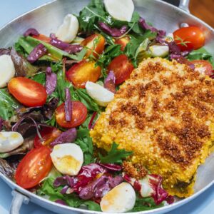 Quibe de quinoa e queijo branco com salada