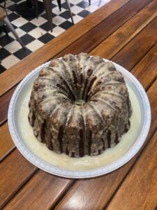 Fatia bolo de maçã (com farinha de amêndoa) com cobertura de raspa de limão