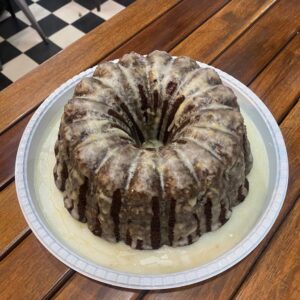 Fatia bolo de maçã (com farinha de amêndoa) com cobertura de raspa de limão