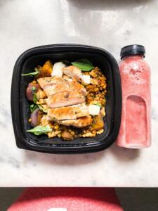 Frango grelhado com salada morna de trigo com abóbora e queijo feta