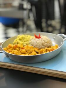 moqueca de pupunha com arroz de coco e farofa