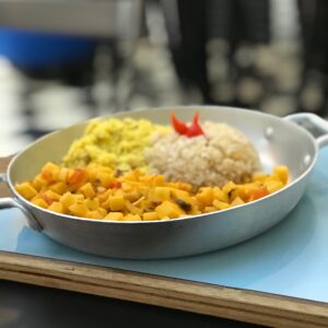 moqueca de pupunha com arroz de coco e farofa