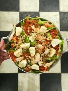 Saladona de mozzarella de búfala com frango