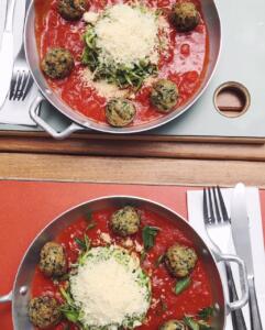Spaghetti de abobrinha com almôndegas de frango Korin