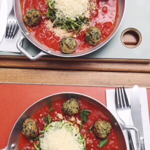 Spaghetti de abobrinha com almôndegas de frango Korin