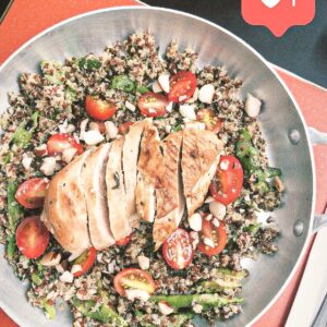 Filet de frango Korin com duo de quinoa, aspargos, tomate cereja e castanha do pará
