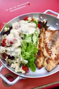 Tilápia sem hormônio grelhada com mix de folhas, cogumelo, couve flor, abobrinha, arroz preto e tomate cereja, com molho de amêndoas