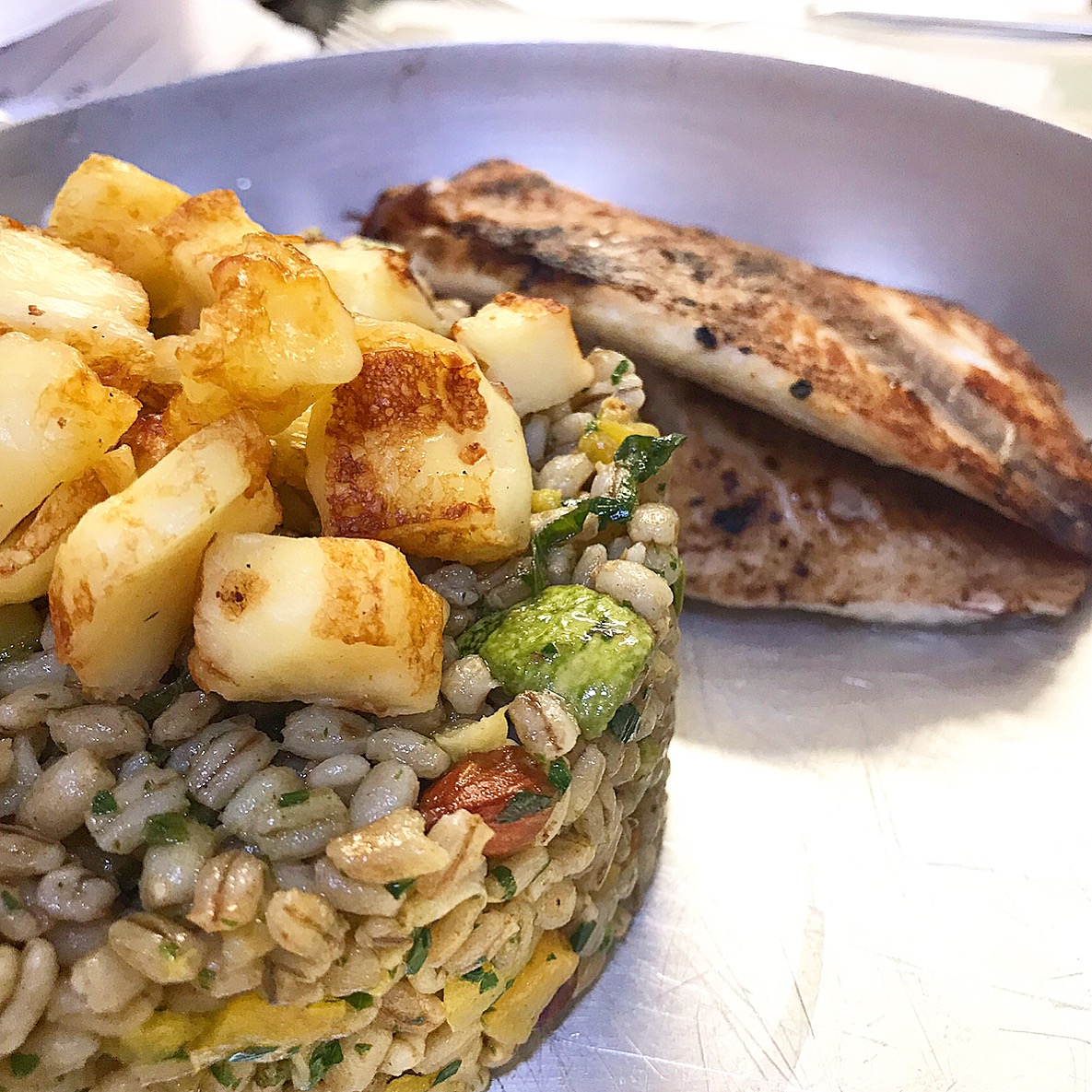 Tilápia sem hormônio grelhada com salada de cevadinha, abobrinha e queijo de coalho grelhados, damasco e amêndoas