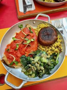 Crepe recheado com pupunha ao creme de aveia Nude o molho de tomate