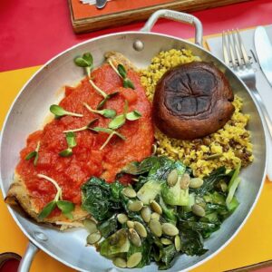 Crepe recheado com pupunha ao creme de aveia Nude o molho de tomate
