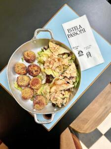 Bolinho assado de grão de bico e batata doce com salada vegana